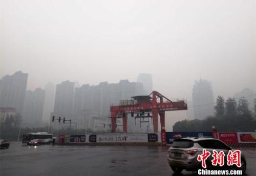 資料圖：2017年11月7日，江西省南昌市空氣污染指數(shù)持續(xù)超過200，達(dá)到重度污染?！⊥鮿?攝