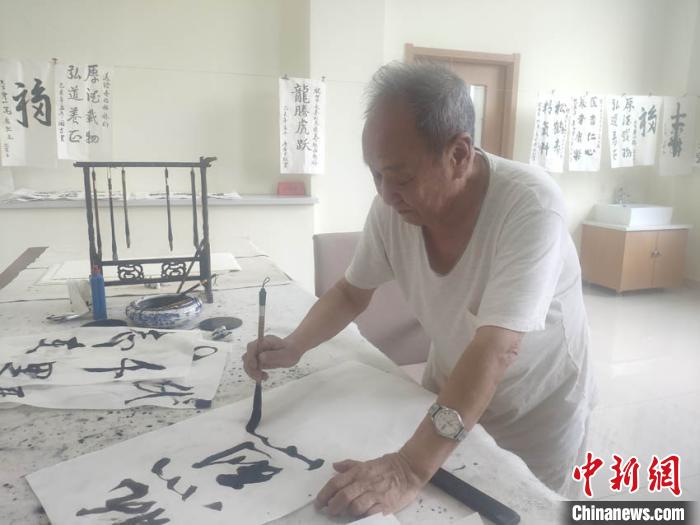 81歲的宋洪德在養(yǎng)老機構(gòu)中練習(xí)毛筆字。　譚偉旗 攝