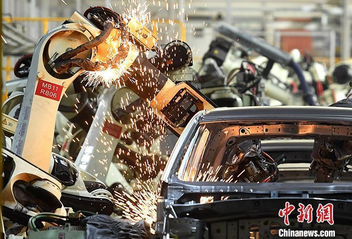 資料圖：汽車生產(chǎn)車間的忙碌景象。 <a target='_blank'  data-cke-saved- >中新社</a>記者 陳超 攝
