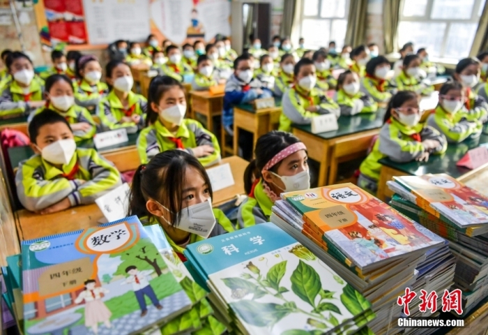 資料圖：新疆烏魯木齊市第四十二小學(xué)，學(xué)生們等待領(lǐng)取新課本。中新社記者 劉新 攝